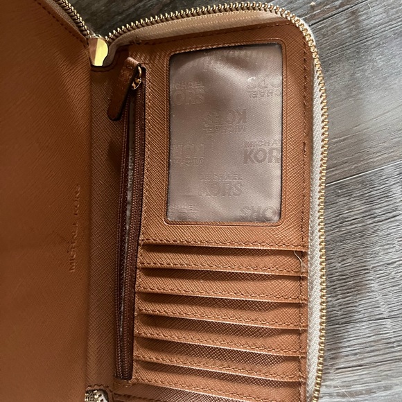 I’m selling a set of a Michael Kors bag and wallet. - Picture 1 of 4